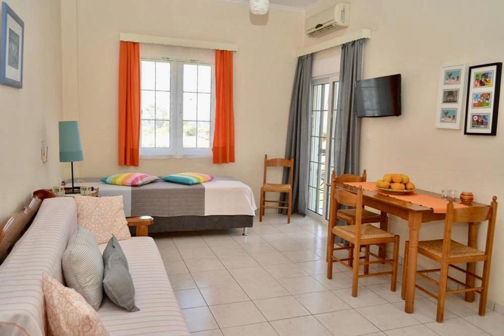 Troumpas Family Rooms & Apartments Леонідіон Екстер'єр фото