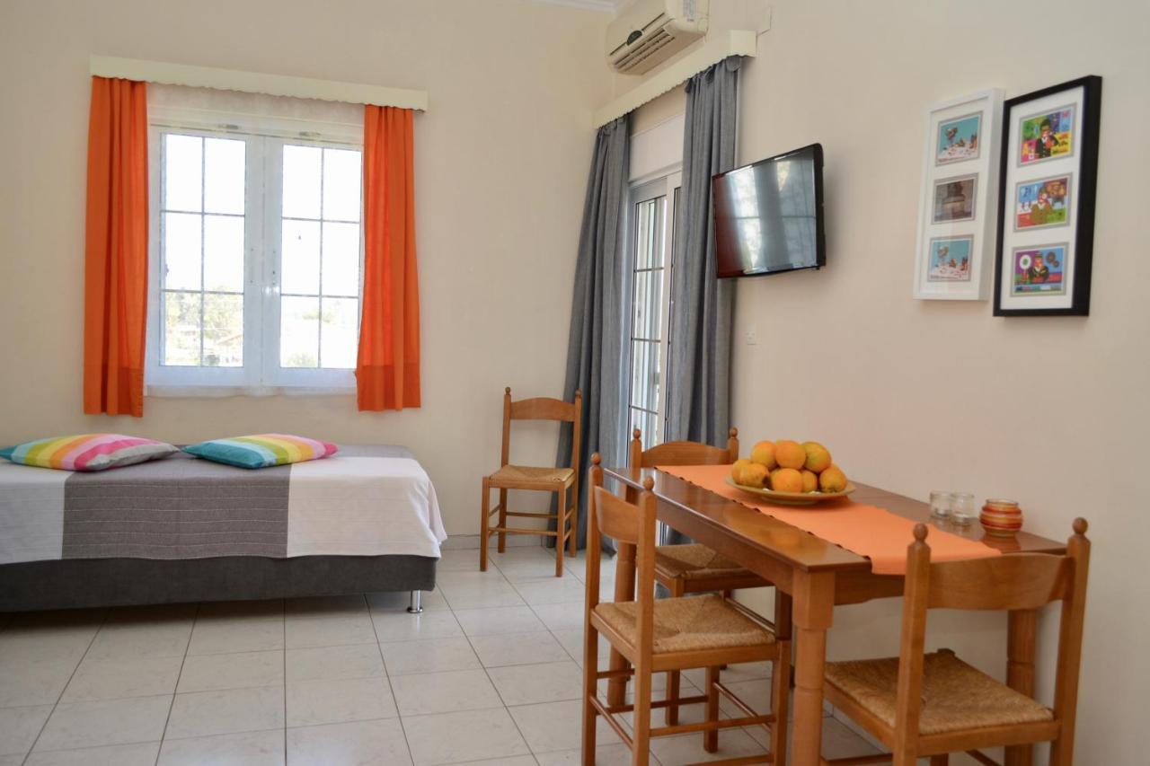 Troumpas Family Rooms & Apartments Леонідіон Екстер'єр фото